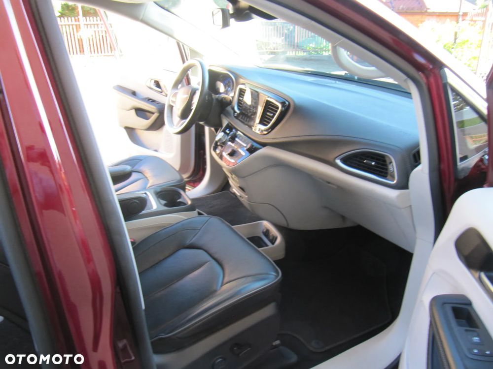 Chrysler Pacifica - 8
