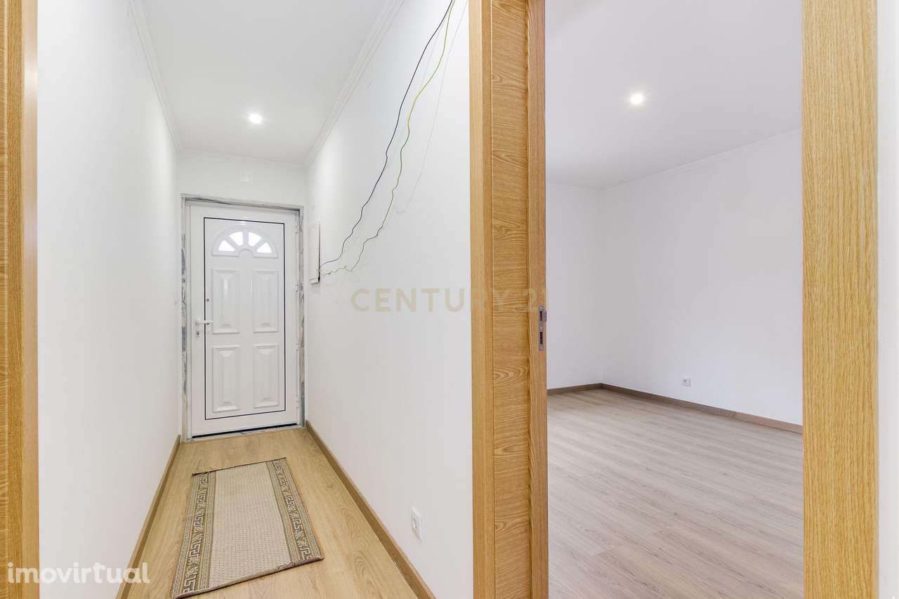 Moradia Bifamiliar com muito potencial - Grande imagem: 5/53