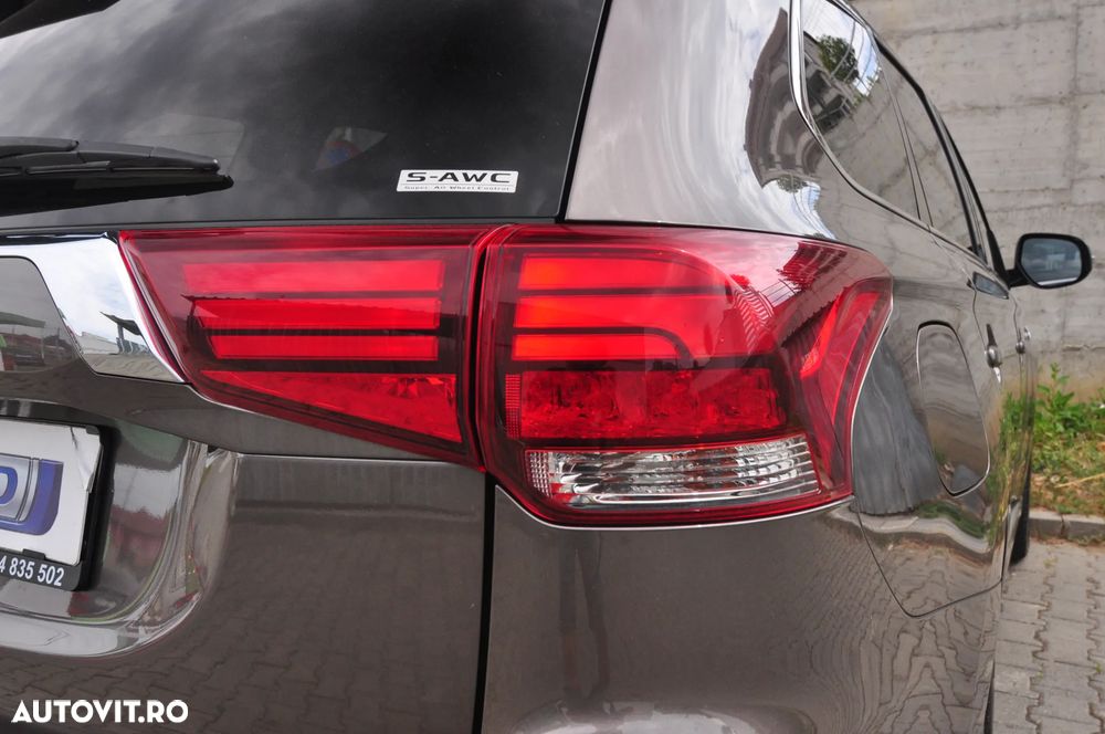 Mitsubishi Outlander PHEV 2.4 L 4X4 Instyle - 16