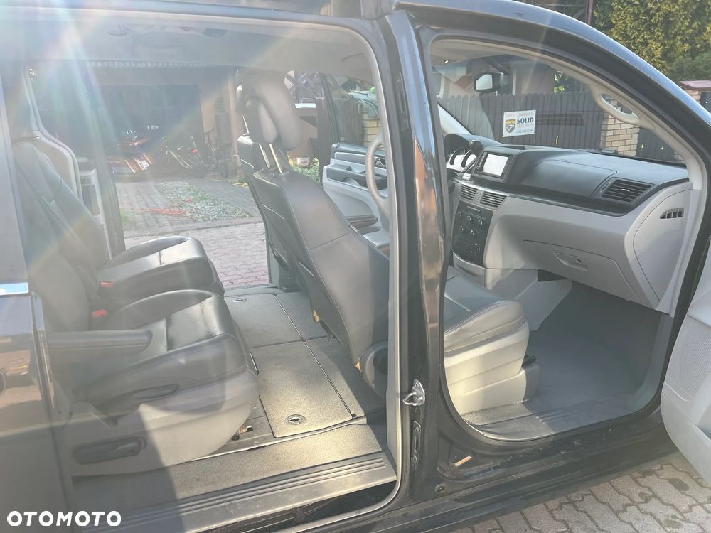 Volkswagen Routan - 12