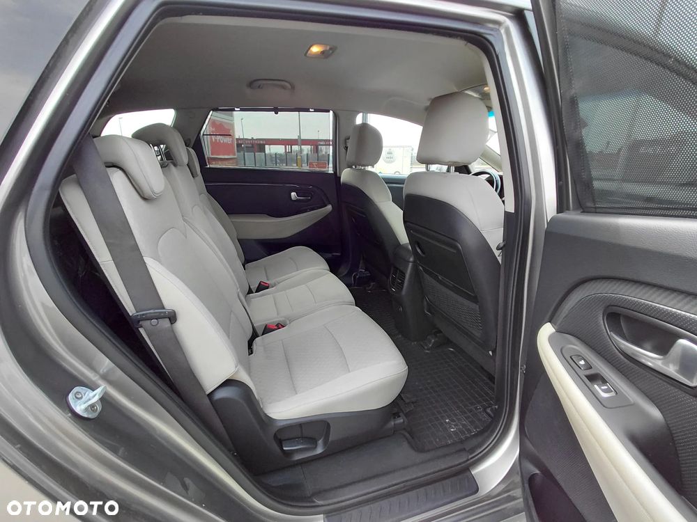 Kia Carens 1.7 CRDi Business Line 7DCT - 24