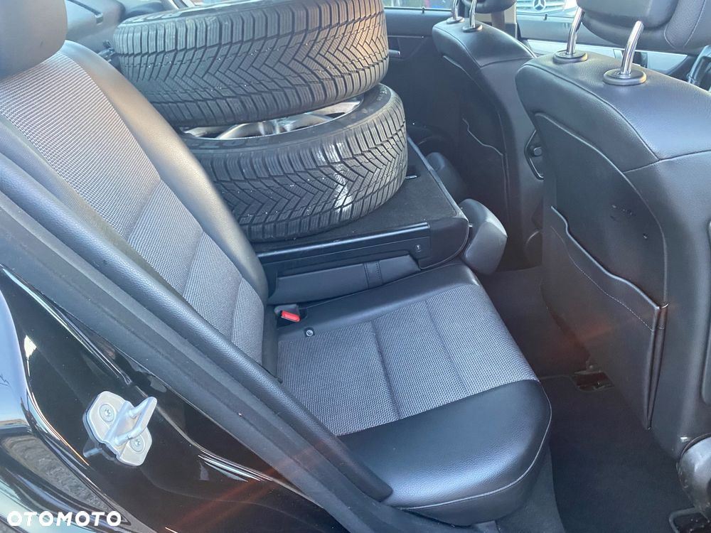 Mercedes-Benz Klasa C 180 CGI Automatik BlueEFFICIENCY Avantgarde - 30