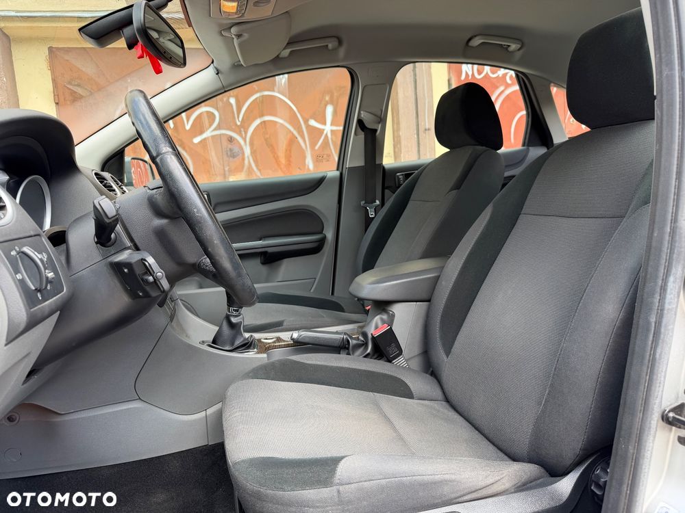Ford Focus 1.6 Ghia - 24