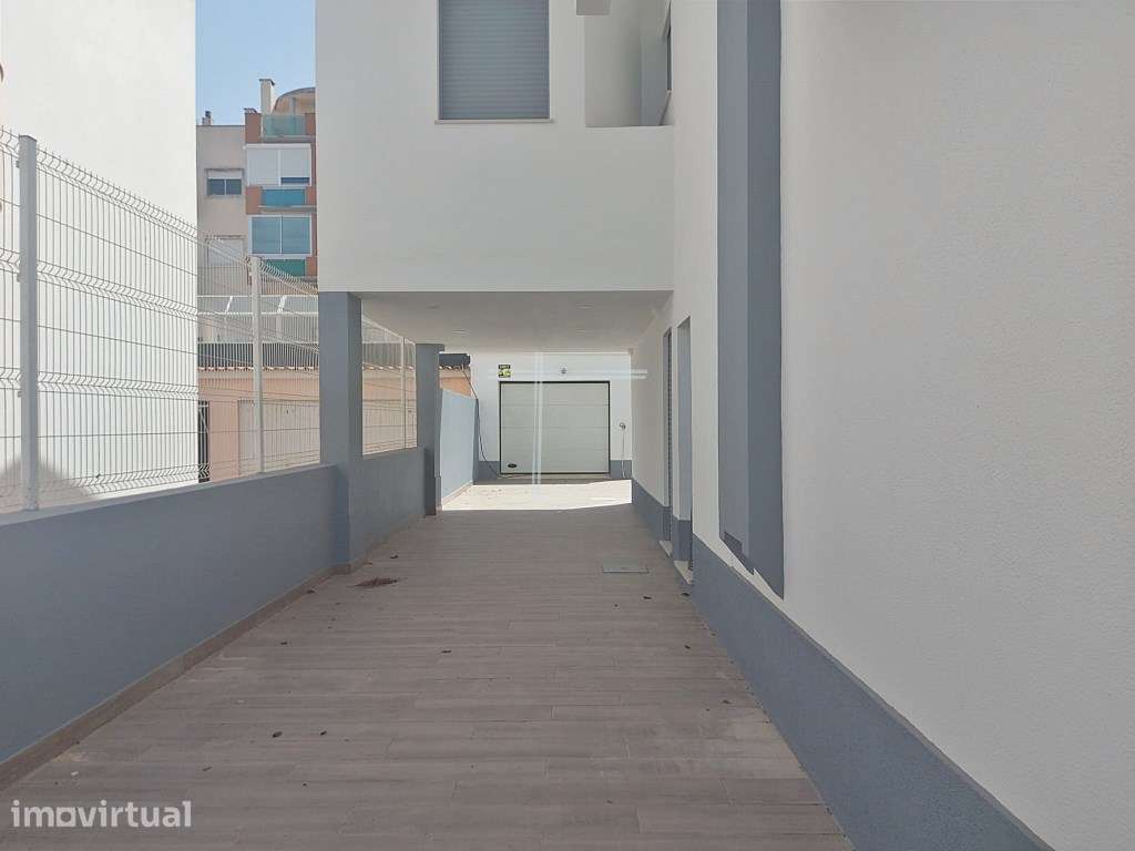 Moradia geminada com sotão, totalmente remodelada - Santo António d... - Grande imagem: 5/40