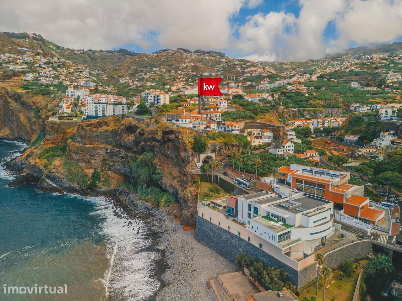 Moradia T4 em Câmara de Lobos – Vista Mar Excecional - Grande imagem: 2/38