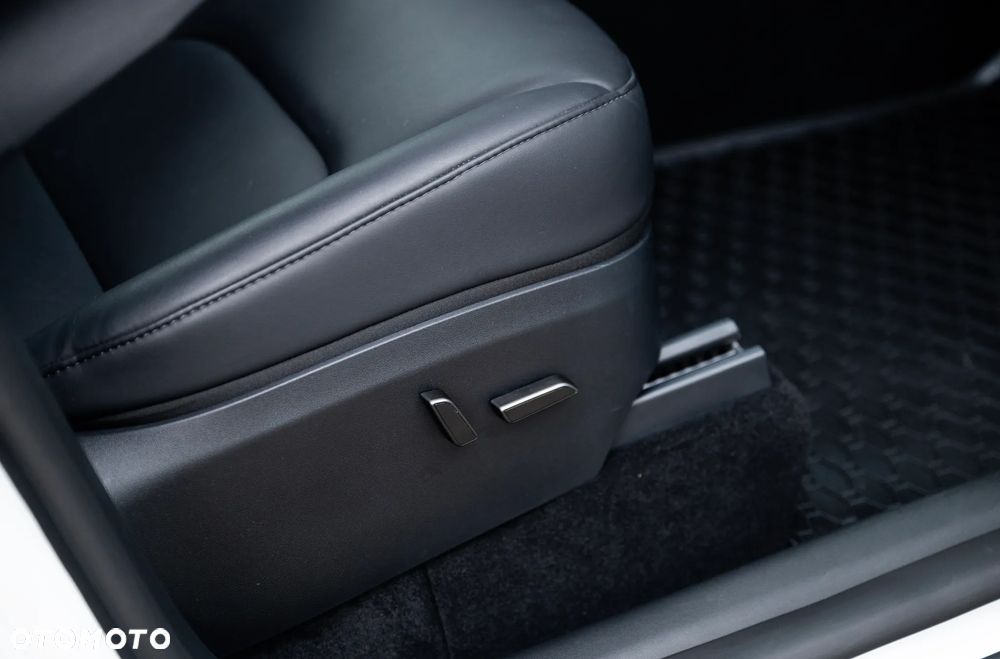 Tesla Y Model RWD - 27