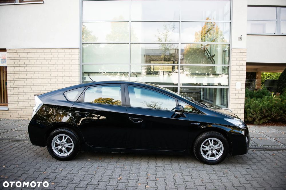 Toyota Prius (Hybrid) Executive - 12