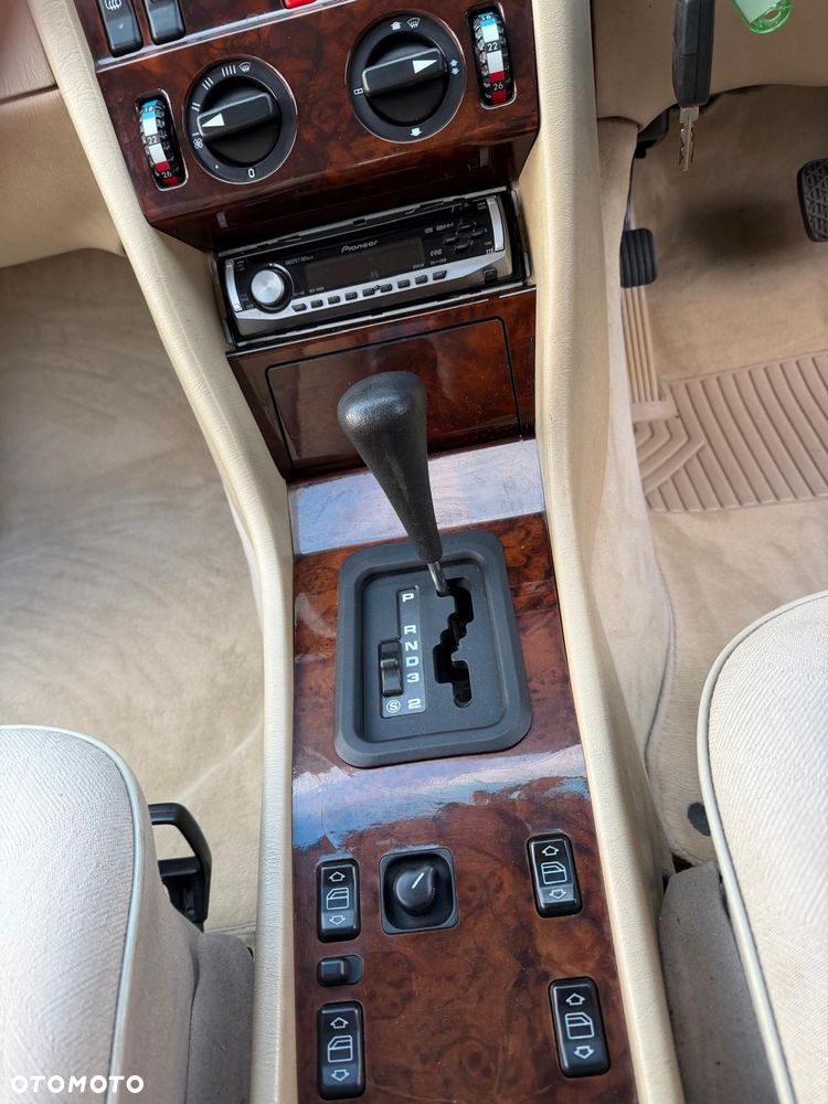 Mercedes-Benz W124 1995 photo 4