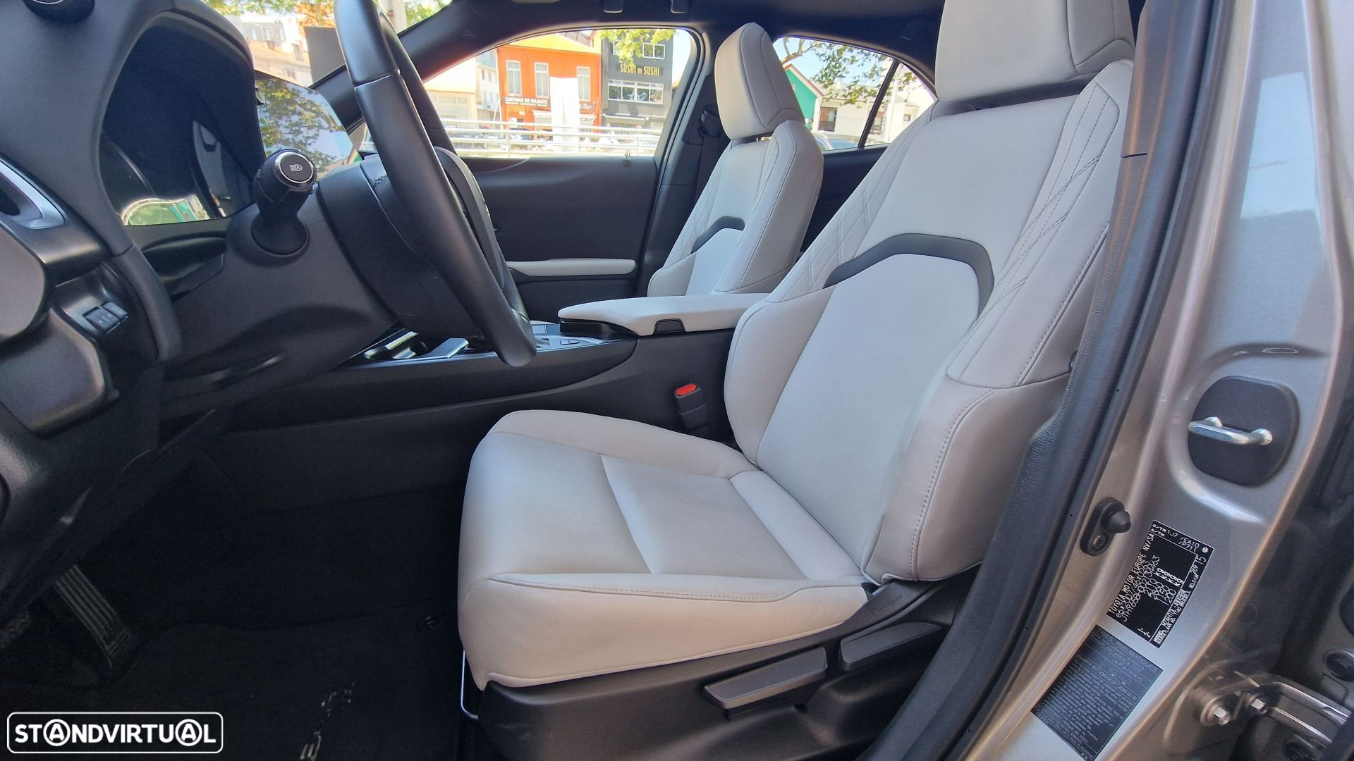 Lexus UX 250h Sport - 16