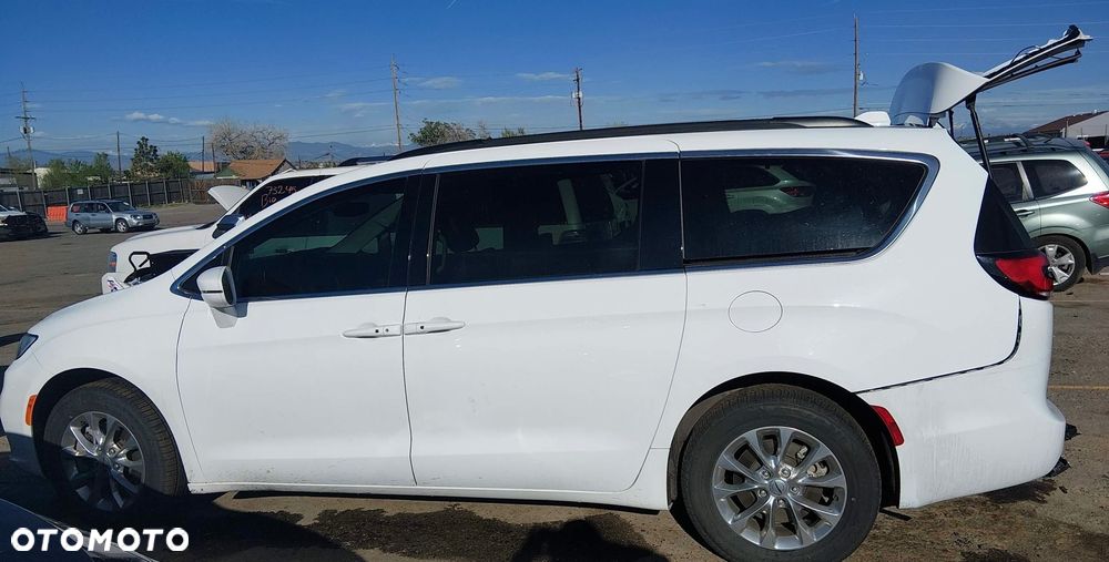 Chrysler Pacifica - 5