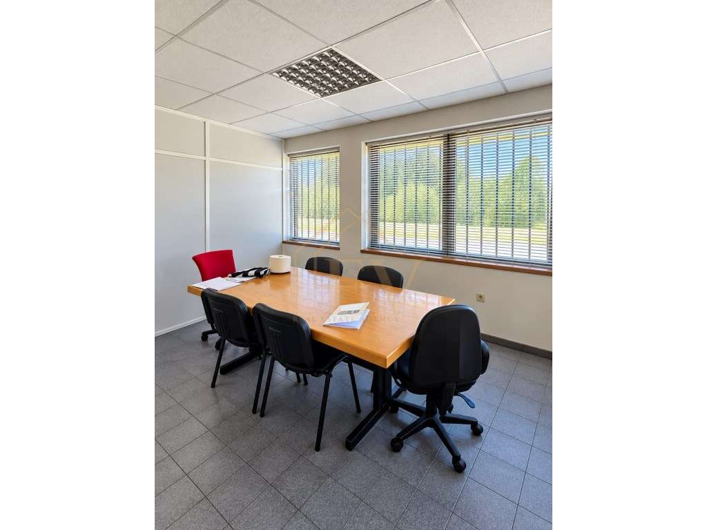 Pavilhão Industrial com 900 m² | Junto à VIM | Oliveira Santa Maria - Grande imagem: 5/7