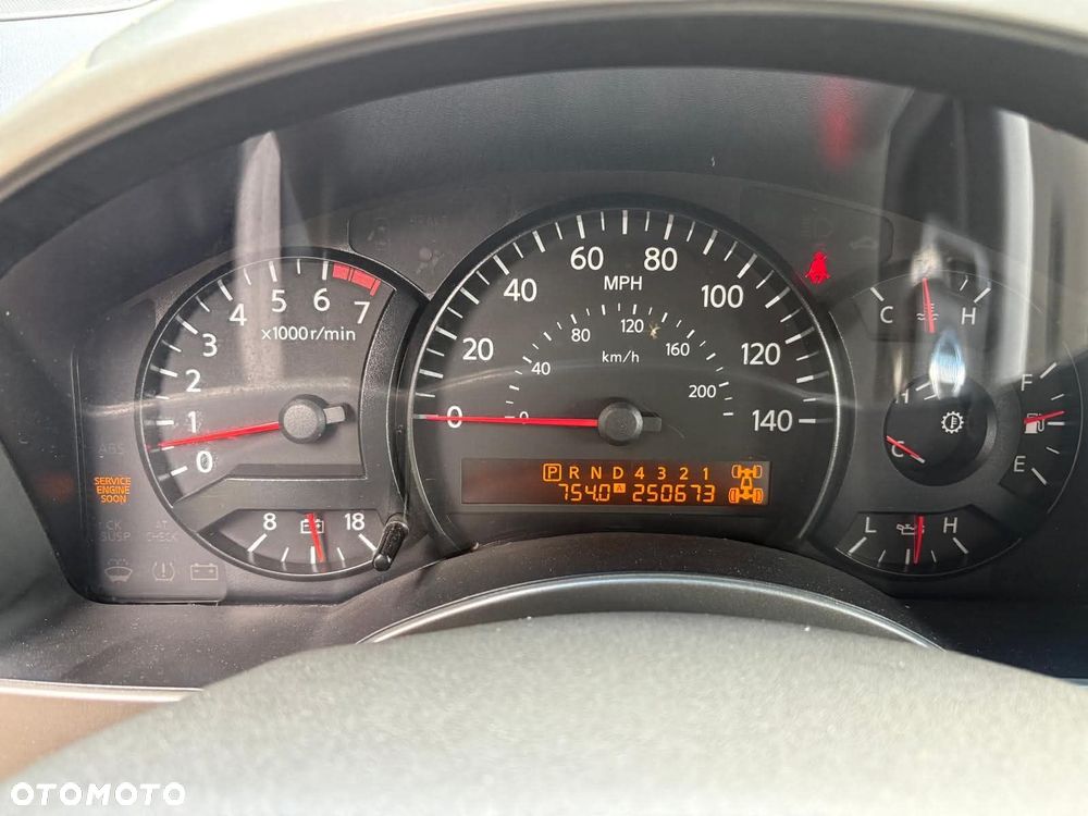 Nissan Titan 5.6 V8 SE Crew Cab - 9