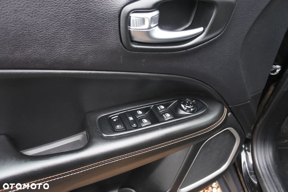 Jeep Compass 1.4 MultiAir Longitude - 23