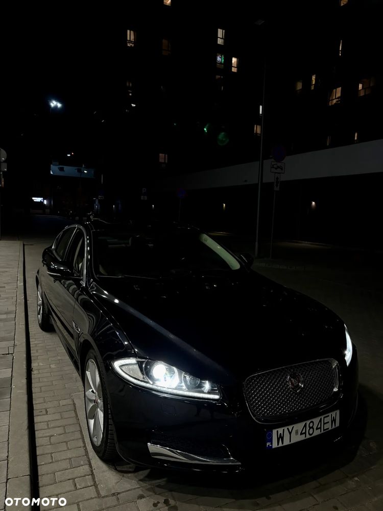 Jaguar XF 35t AWD Portfolio - 32