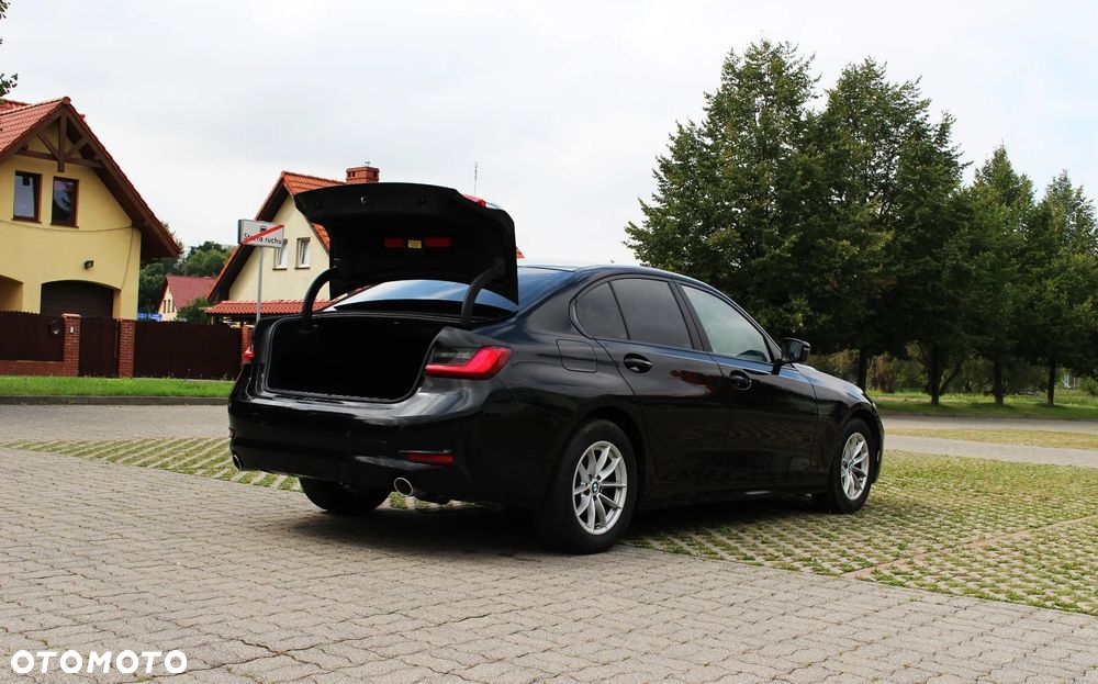 BMW Seria 3 318d Sport Line - 12