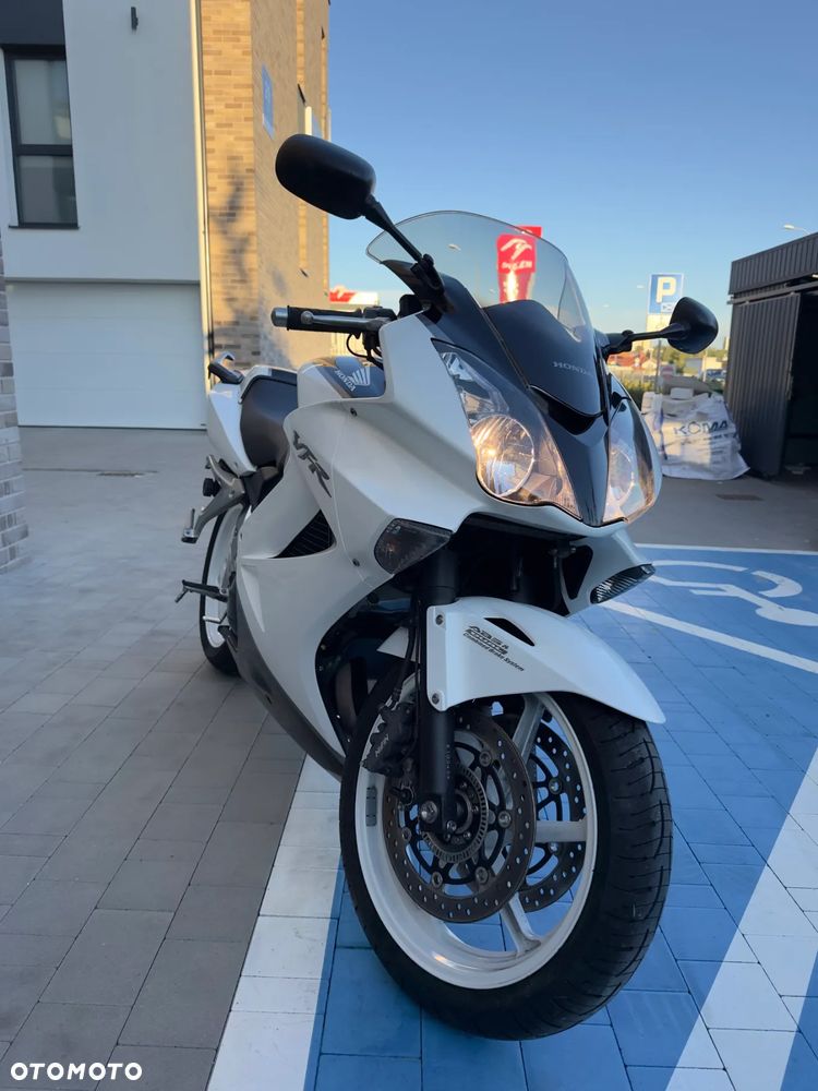 Honda VFR - 16