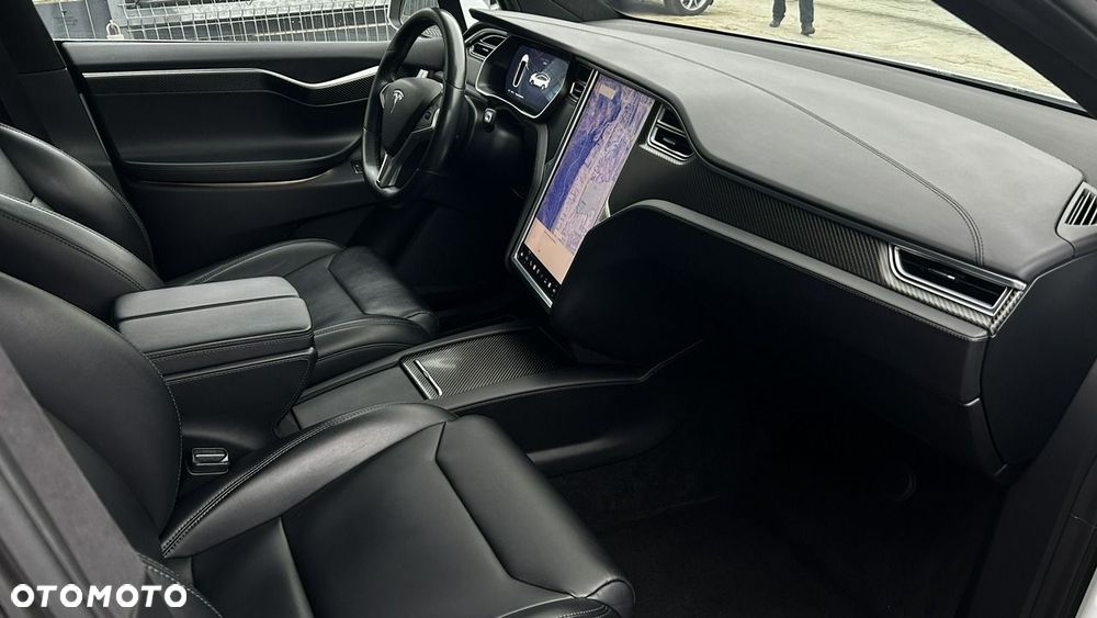 Tesla Model X - 11