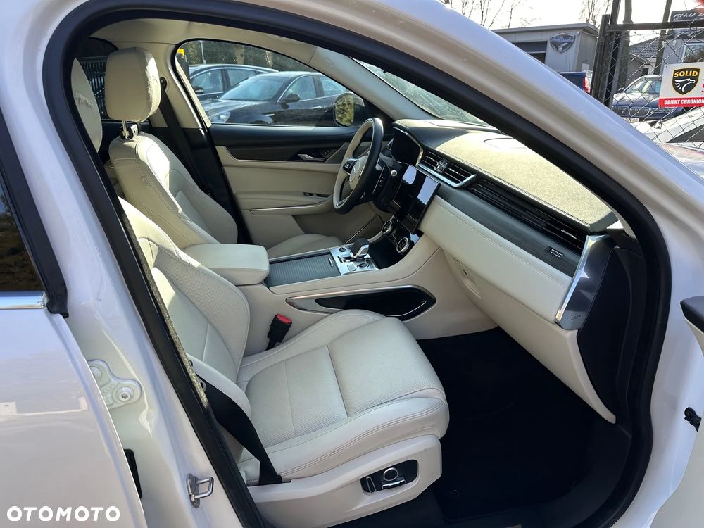 Jaguar F-Pace P250 AWD R-Dynamic SE - 24