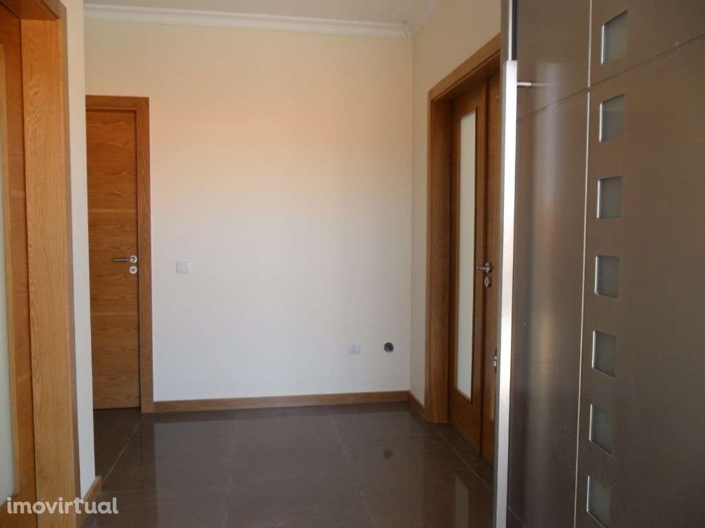 Moradia T3 Térrea 3 frentes P/ habitar - Duas Igrejas (Paredes) - C/ p - Grande imagem: 3/36