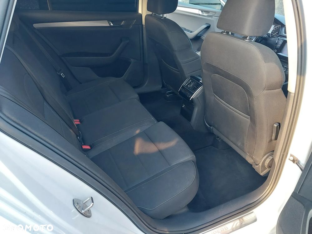 Skoda Superb 2.0 TDI Style DSG - 11