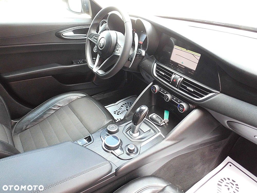 Alfa Romeo Giulia 2.2 AT8 Business - 22