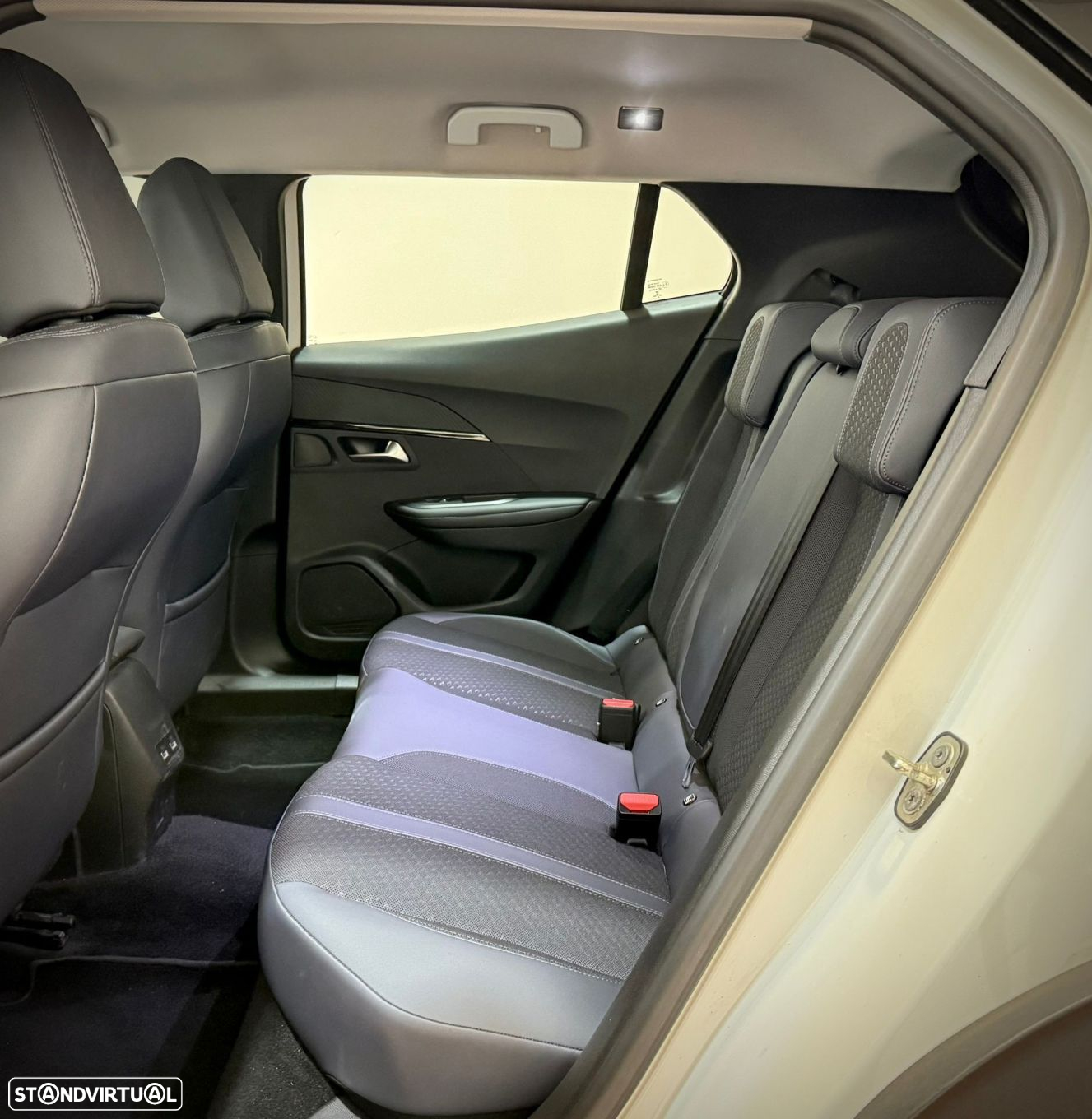 Peugeot 2008 1.2 PureTech Allure EAT8 - 9