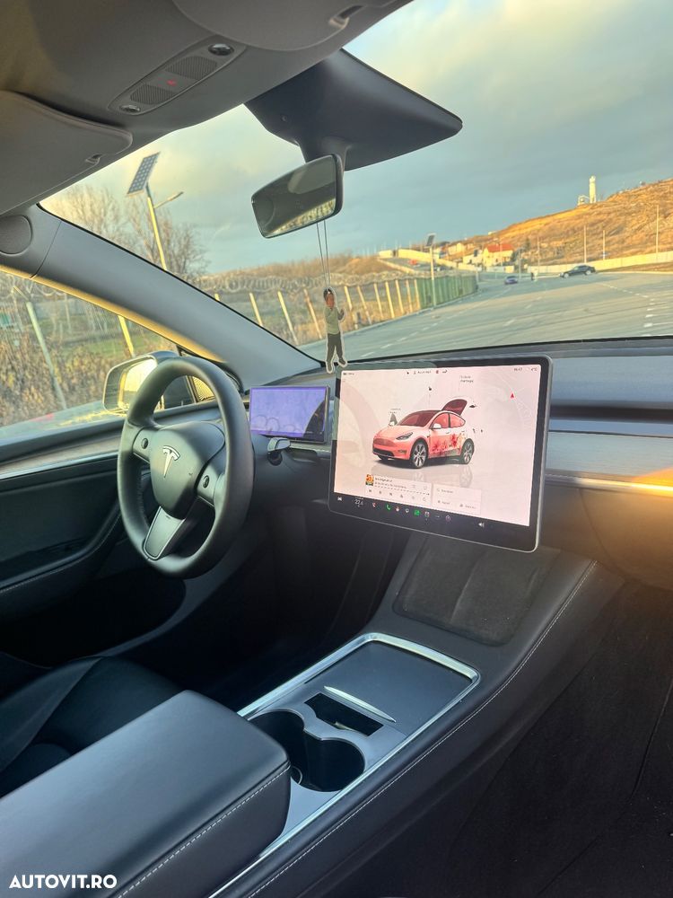 Tesla Model Y - 14