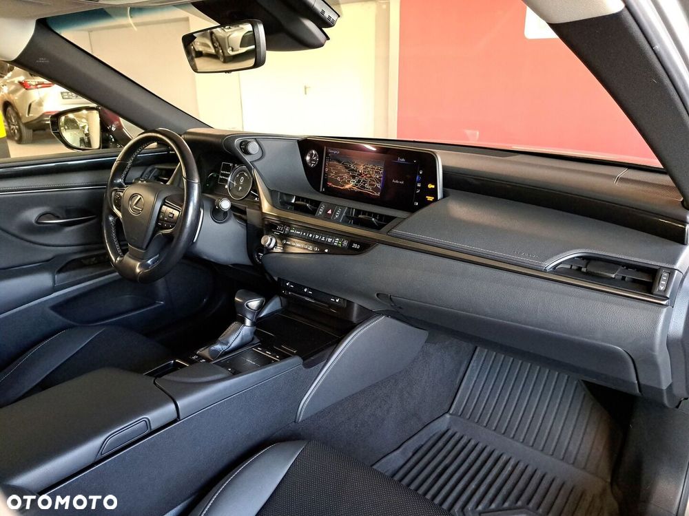 Lexus ES 300h Business Edition + - 18