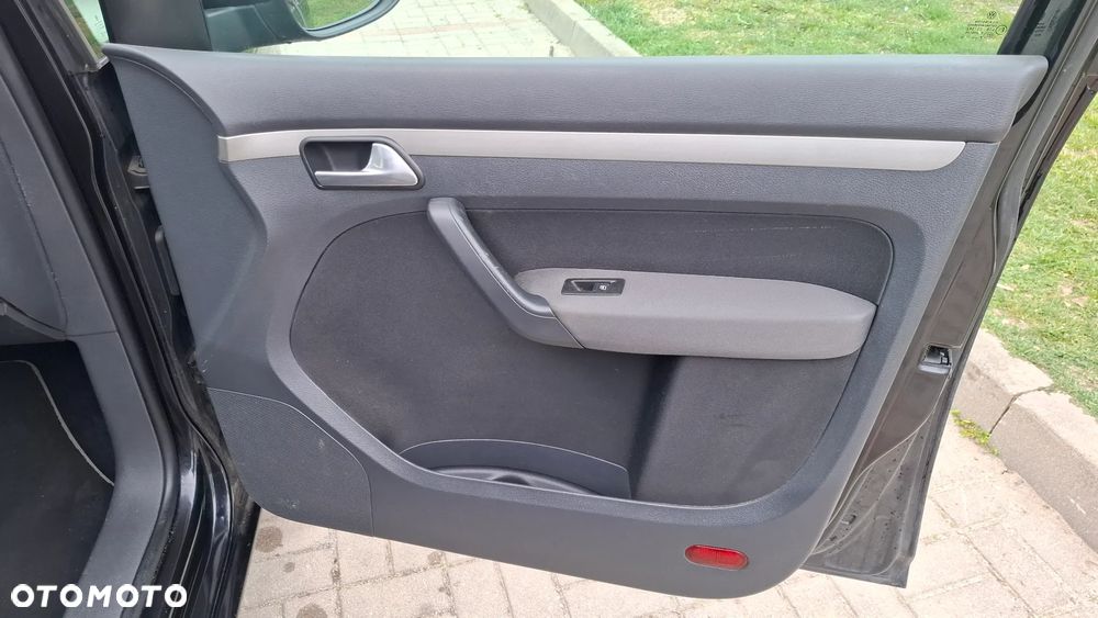 Volkswagen Touran - 12