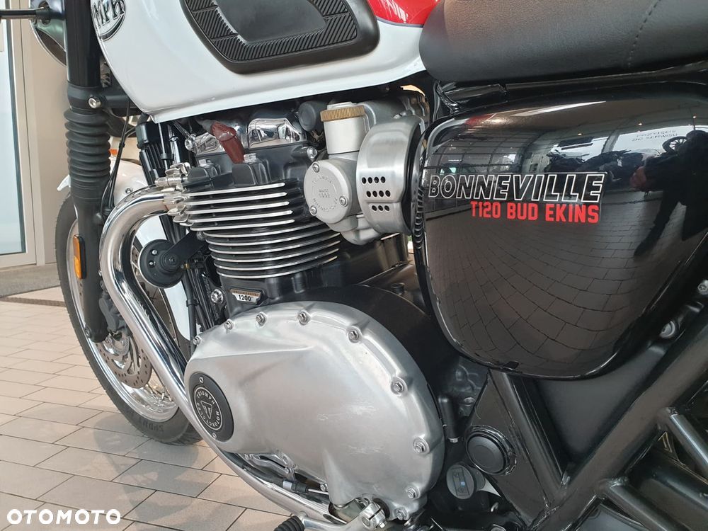 Triumph Bonneville - 24