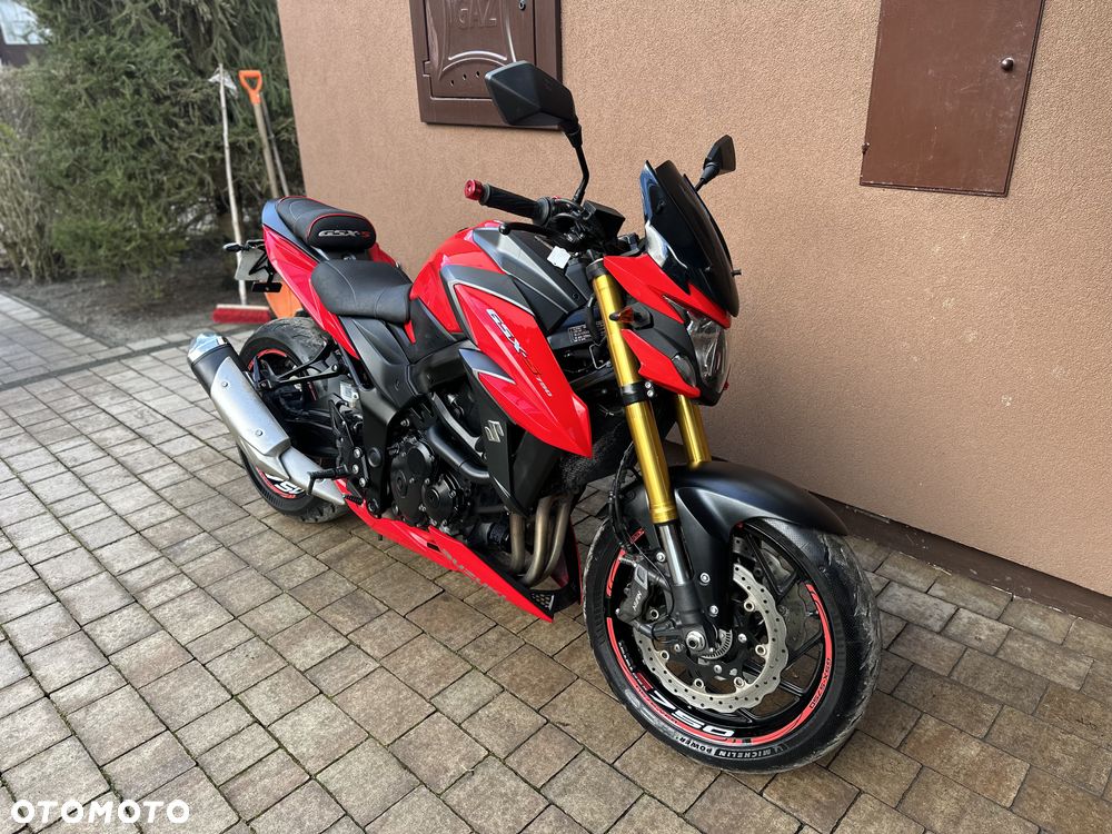 Suzuki GSX - 12