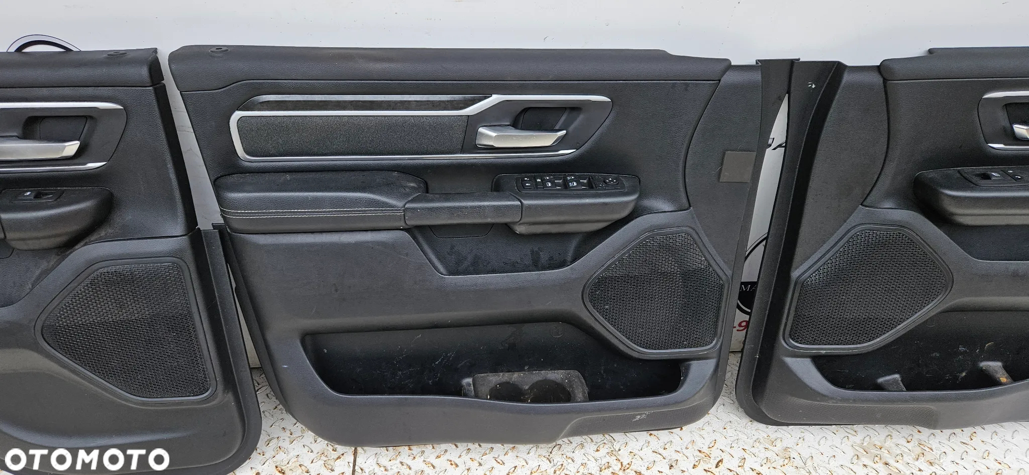 RAM 1500 V 5 2019- Big Horn KRÓTKI QUAD CAB 1,5 Komplet foteli Fotele tapicerka Kanapa Środek Boczki wykładzina Słupek próg listwa CZARNE WNĘTRZE WELUR - 33