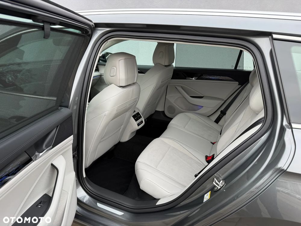 Volkswagen Passat Variant 2.0 TDI SCR 4Mot Elegance DSG - 10