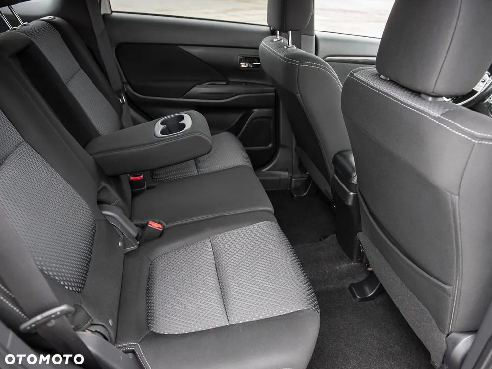 Mitsubishi Outlander - 32