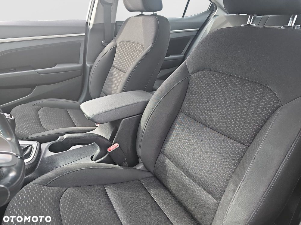 Hyundai Elantra 1.6 Comfort - 12
