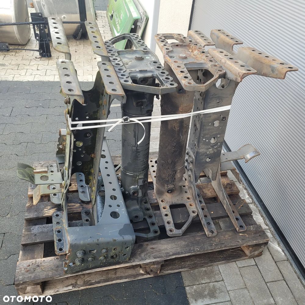 WSPORNIK RAMY MERCEDES ACTROS MP4 CHWALIM116 - 1