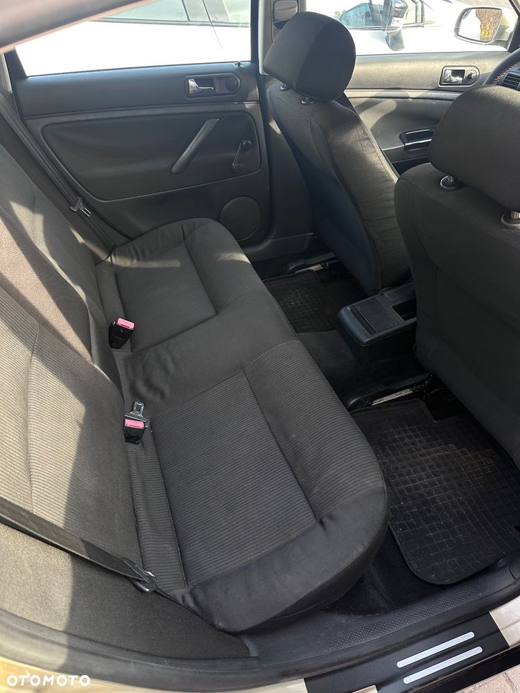 Volkswagen Passat 1.9 TDI Comfortline - 12