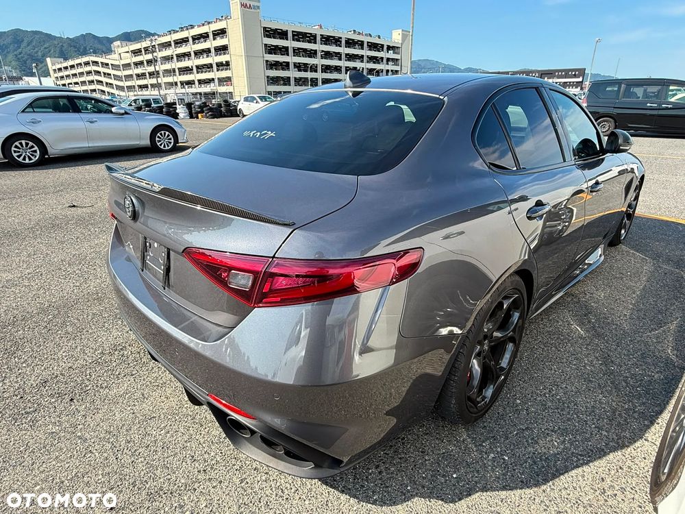 Alfa Romeo Giulia 2.9 V6 Bi-Turbo AT8 Quadrifoglio - 3