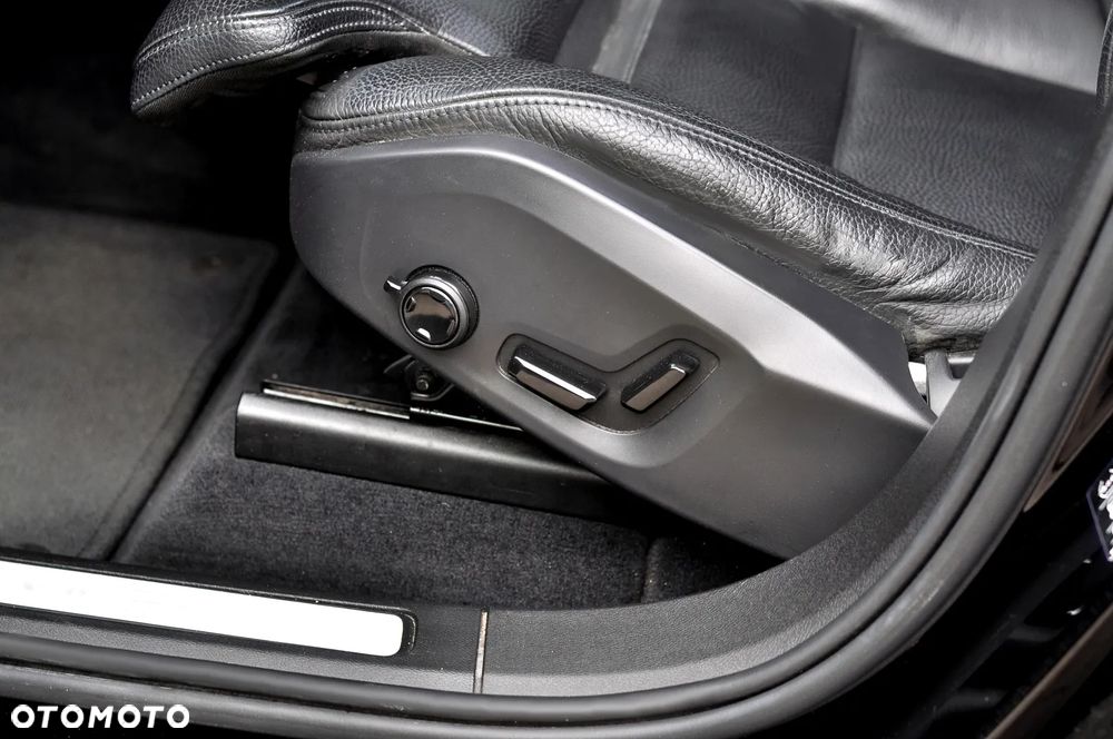 Volvo XC 60 B4 B Plus Dark - 29