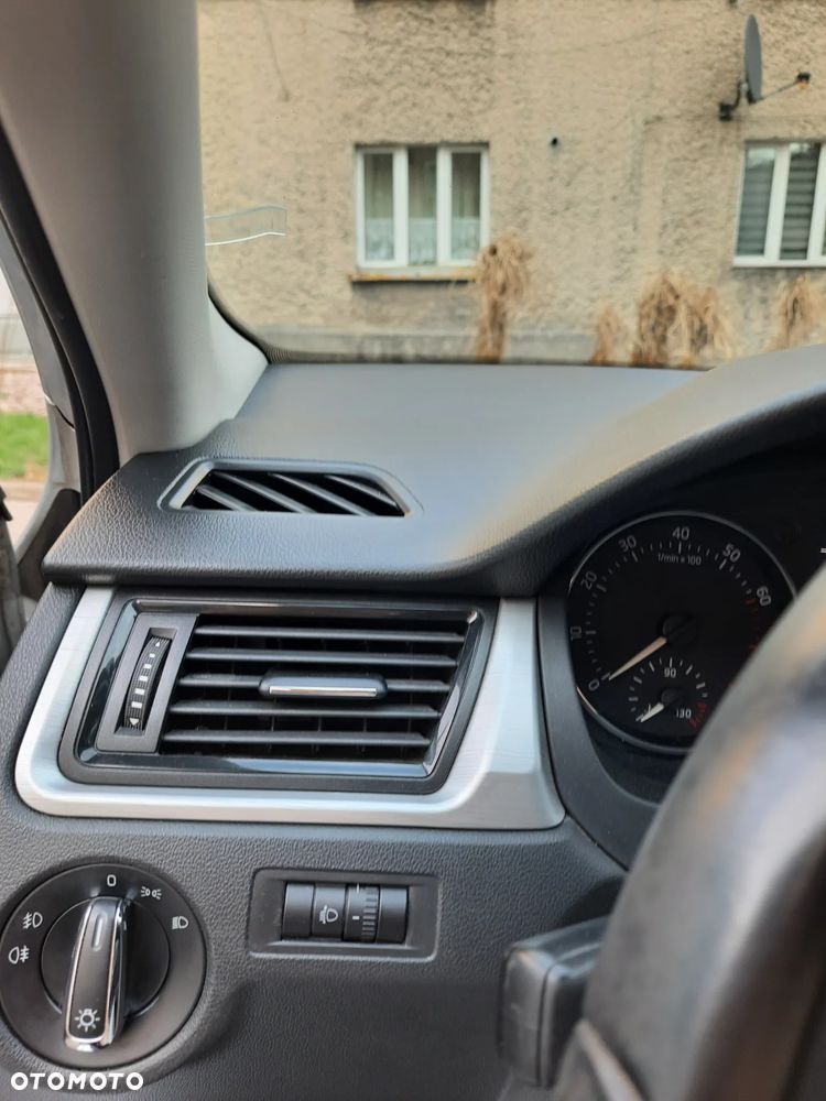 Skoda RAPID 1.2 TSI Ambition - 16
