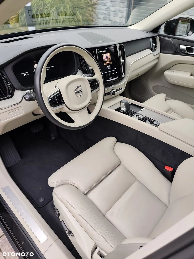 Volvo XC 60 T6 Plug-In Hybrid AWD Plus Dark - 8