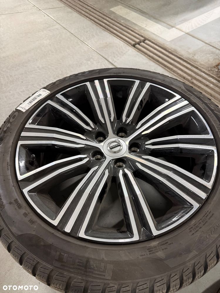 4x Oryginalna felgę Volvo z oponą Pirelli Winter Sottozero 3 235/45 R1 - 6