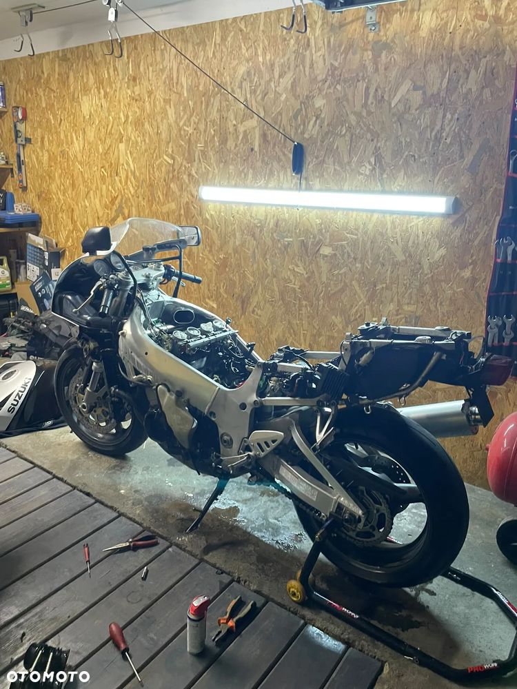 Suzuki GSX-R - 24