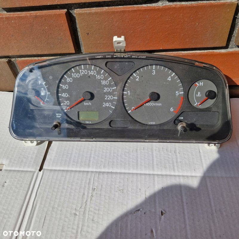 LICZNIK ZEGAR TOYOTA AVENSIS T22 2.0 D4D 83800-05460 - 1