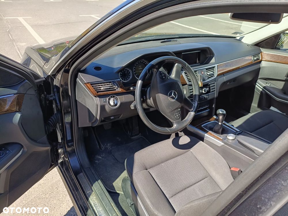 Mercedes-Benz Klasa E 200 CGI BlueEFFICIENCY - 18