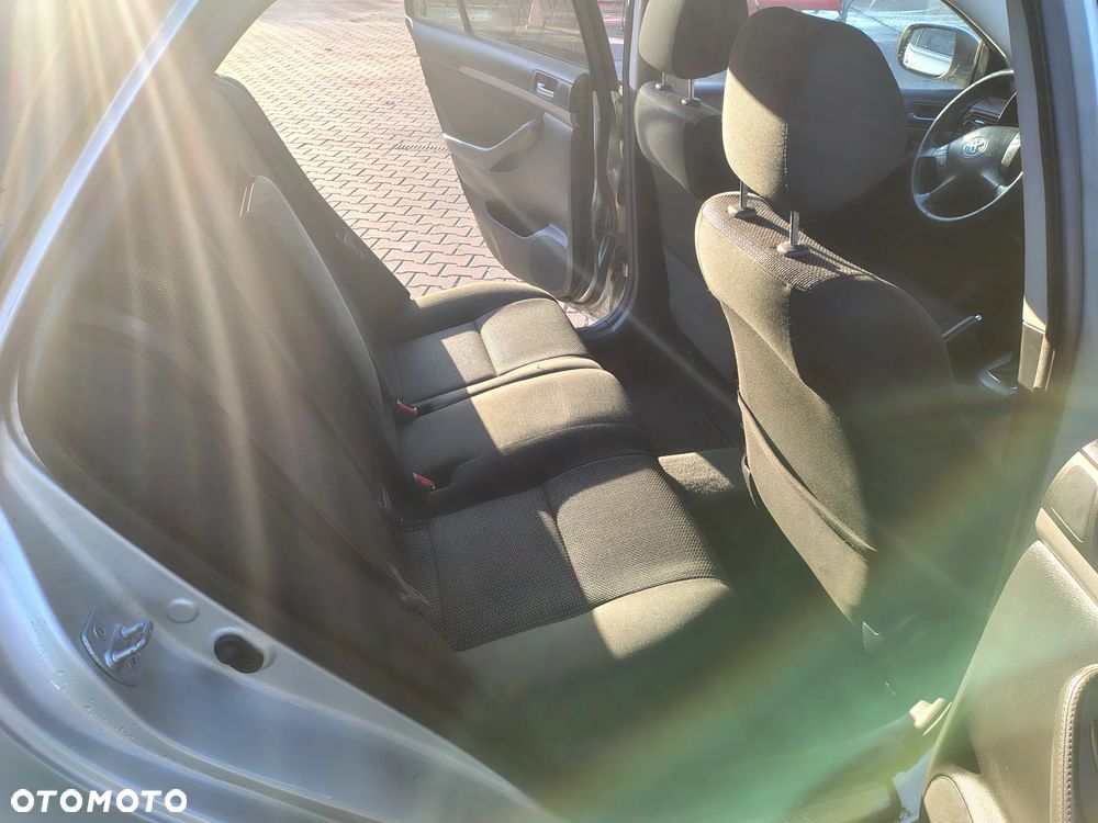 Toyota Avensis - 11