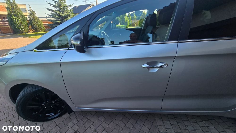 Kia Carens - 23