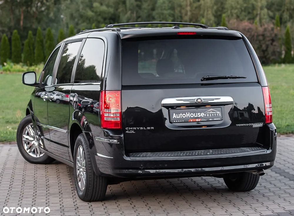 Chrysler Town & Country - 7