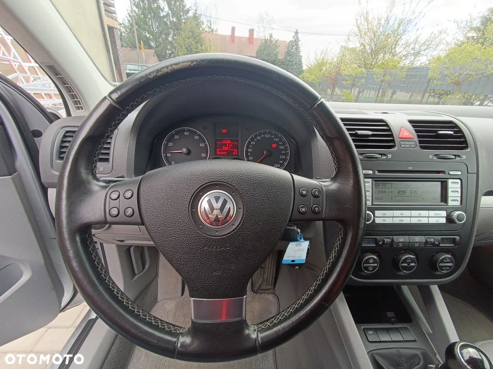 Volkswagen Golf 1.6 FSI United - 23