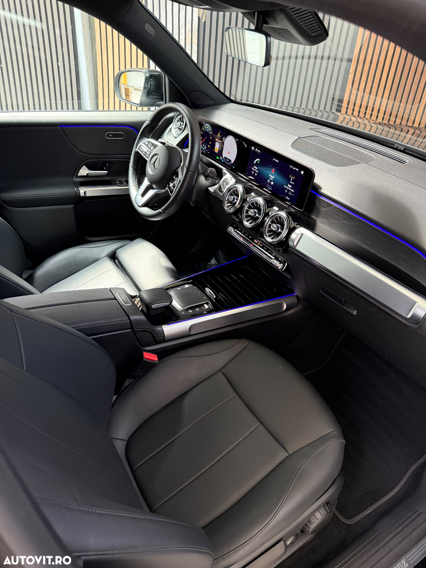 Mercedes-Benz EQB - 12